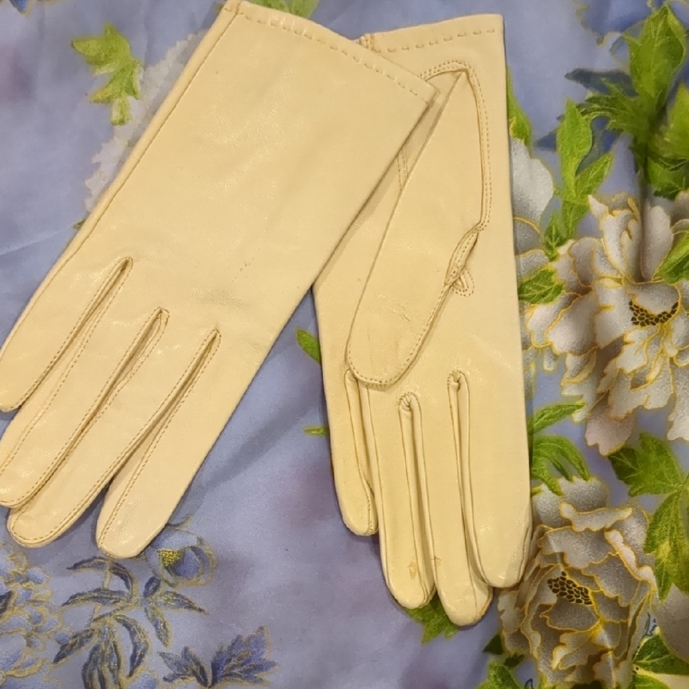 Elegant Cream Leather Gloves